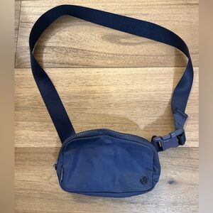 Lululemon Everywhere Belt Bag 1L in Nightfall